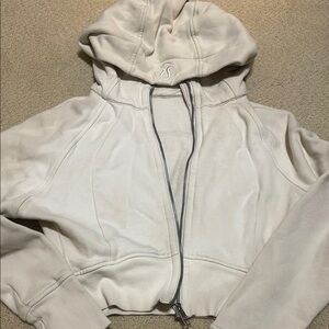 Lululemon full zip cropped hoodie
Size4